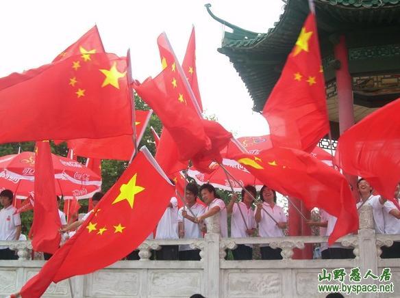 我们的国旗在我们手舞动
