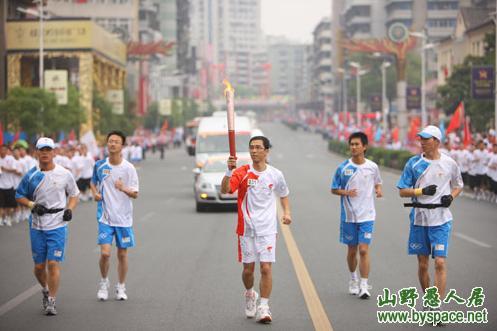 正在传递中的奥运圣火