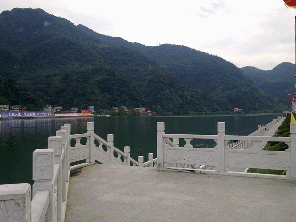 清江之滨（图）