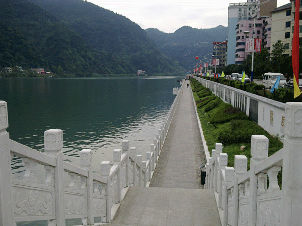 清江之滨（图）